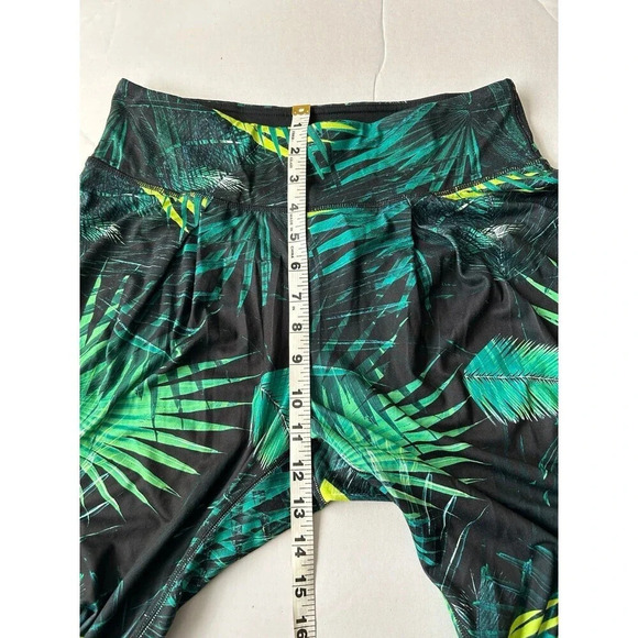 Fabletics Women's Yogi Capri Leggings Size XS tropical palm print - Picture 5 of 7